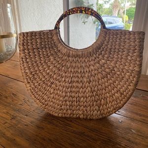 Putu straw bag with tortoise shell handle